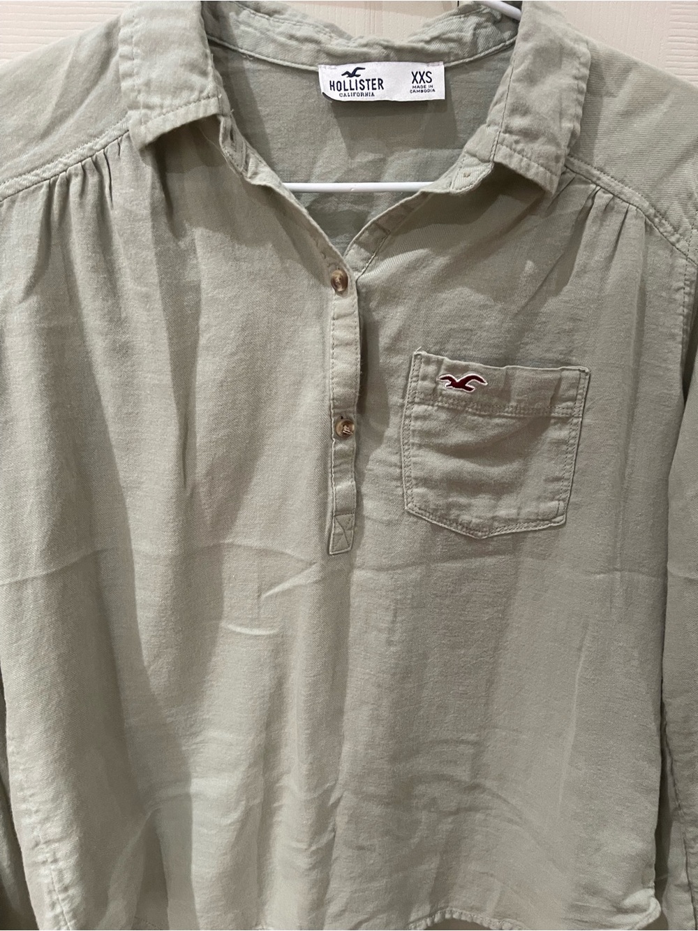 Hollister womens
Sage Green Pullover Button-Down Shirt